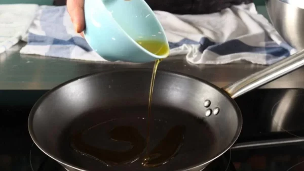 Το κόλπο της μαμάς: Τι να κάνετε για μην "πιτσιλάει" το λάδι την ώρα του τηγανίσματος