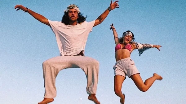 Με μαγιό μπροστά από τον καθρέφτη - Σούσουρο με την νέα φωτογραφία Άγγελου Λάτσιου και Γαίας Μερκούρη