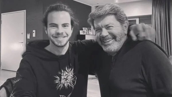 Ολόκληρο ανάκτορο με πισίνα, 2 τζάκια και master room - Το εντυπωσιακό σπίτι που μένει ο Άγγελος Λάτσιος