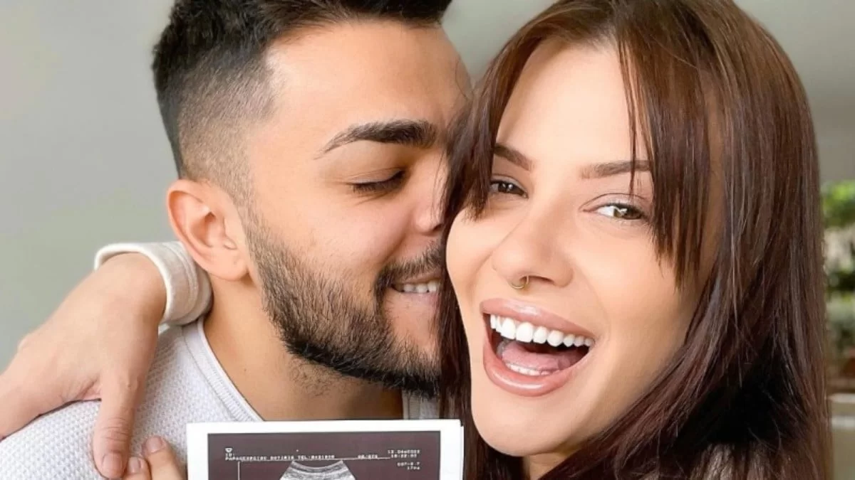 Η φωτογραφία της εγκυμονούσας Λάουρα Νάργες που ξετρέλανε το Instagram - Πόζαρε στο σαλόνι του σπιτιού της