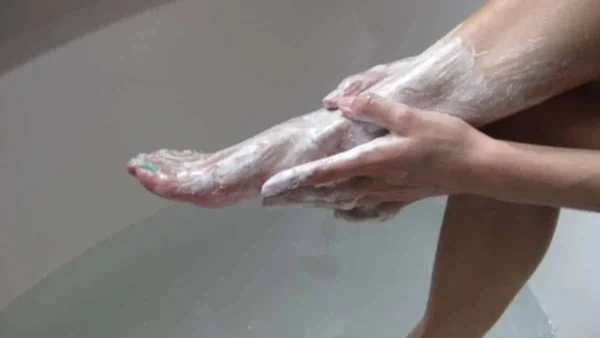 Ξέμεινες από χρήματα; Κάνε μόνη σου πεντικιούρ χρησιμοποιώντας μαγειρική σόδα με...