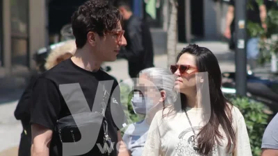 Χέρι χέρι η Μαίρη Μηνά με τον Σαράντη - Σπάνια δημόσια εμφάνιση για το ερωτευμένο ζευγάρι