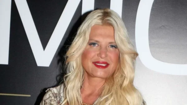 Πιο "καυτή" από ποτέ - Η φωτογραφία της Μαρίνας Πατούλη με αέρινο ροζ φόρεμα και το πόδι έξω