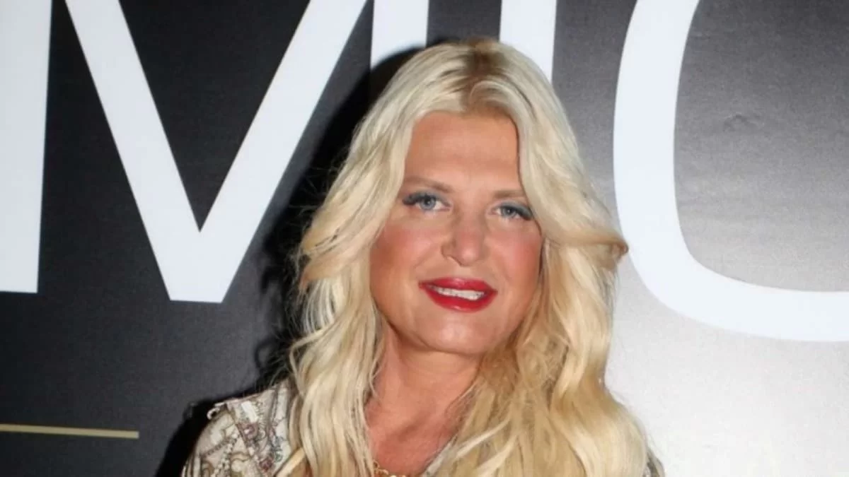 Πιο "καυτή" από ποτέ - Η φωτογραφία της Μαρίνας Πατούλη με αέρινο ροζ φόρεμα και το πόδι έξω