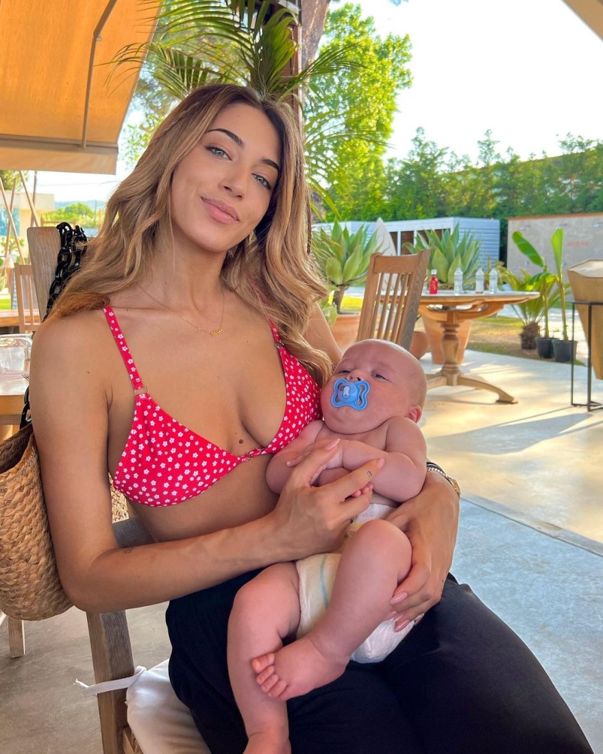 Η Μαρίνα Γρηγορίου με το μωρό της και μπικίνι στην παραλία
