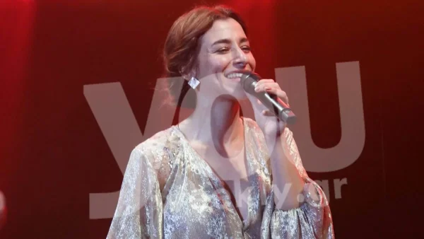 Χόρευε στη σκηνή ξυπόλυτη - ''Χαμός'' με την απελευθερωμένη εμφάνιση της Μαρίζας Ρίζου