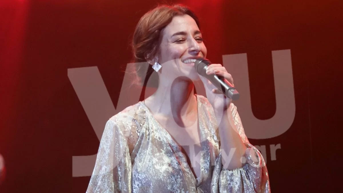 Χόρευε στη σκηνή ξυπόλυτη - ''Χαμός'' με την απελευθερωμένη εμφάνιση της Μαρίζας Ρίζου