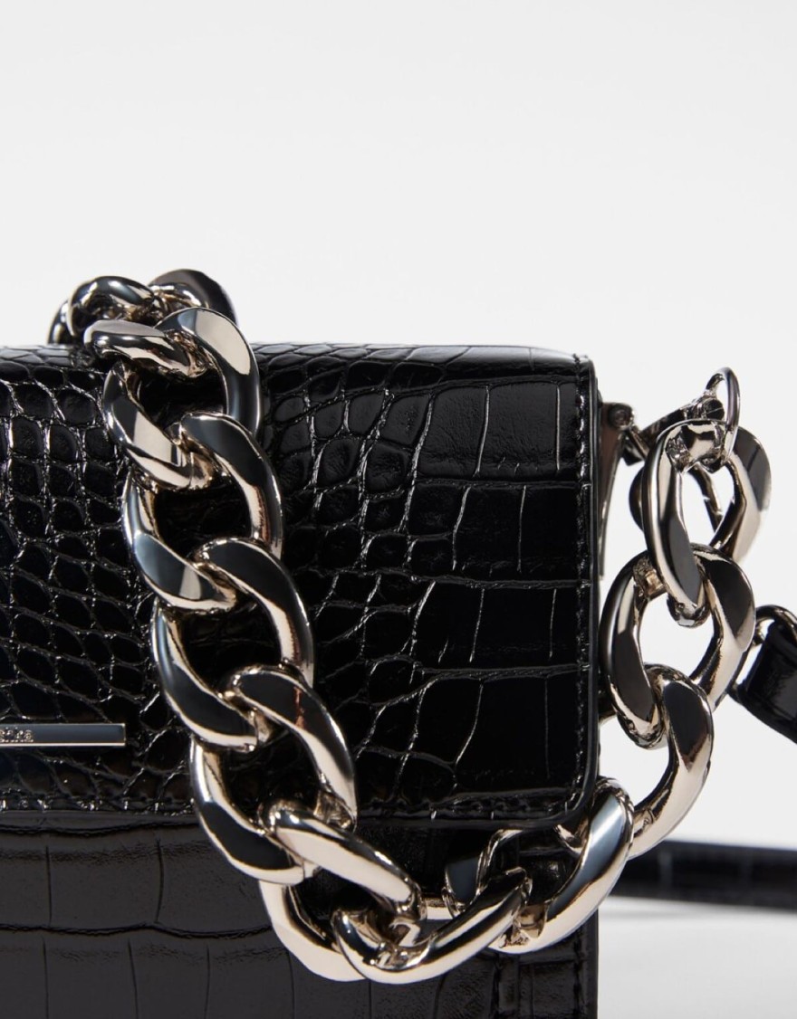 Μαύρη τσάντα από τα Bershka