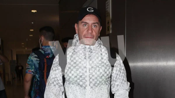 Έχει κορμάρα ακόμα στα 50 του - Ο Μαζωνάκης ποζάρει με μαγιό σε ερημική θάλασσα