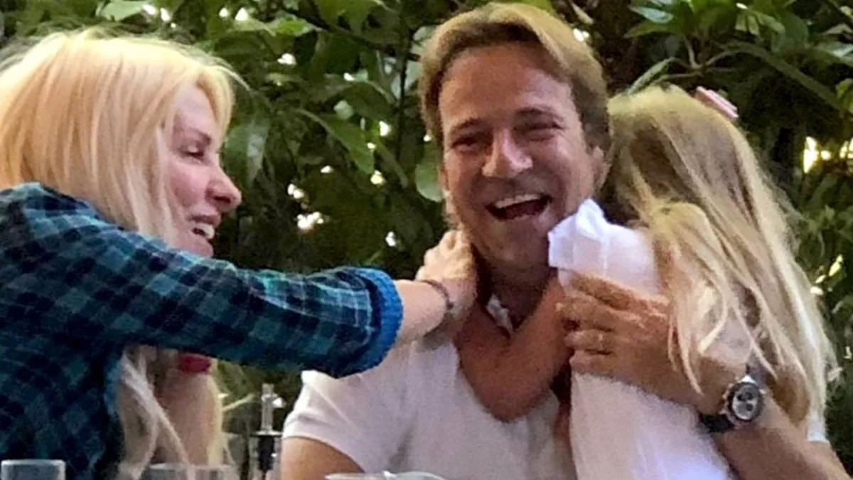 Όλα μπλε, ακόμη και το φόρεμα της - Σπάνιες φωτογραφίες από τη βάφτιση της κόρης Μενεγάκη και Παντζόπουλου