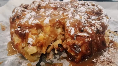 Τη φτιάχνεις σε 10 λεπτά - Εύκολη και νόστιμη μηλόπιτα χωρίς ζύμη