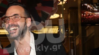 Χαμογελάει στο πλάι της - Η σπάνια εμφάνιση του Πάνου Μουζουράκη με τη σύντροφό του