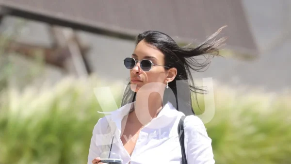 Με λευκό δετό πουκάμισο και τζιν η Αφροδίτη Μπάρμπα - Χαλαρή βόλτα στα Νότια προάστια