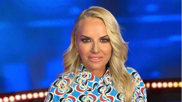 Είναι κορμάρα - Με τολμηρό ολόσωμο μαγιό που τονίζει τις καμπύλες της κάνει βουτιές η Μαρία Μπεκατώρου