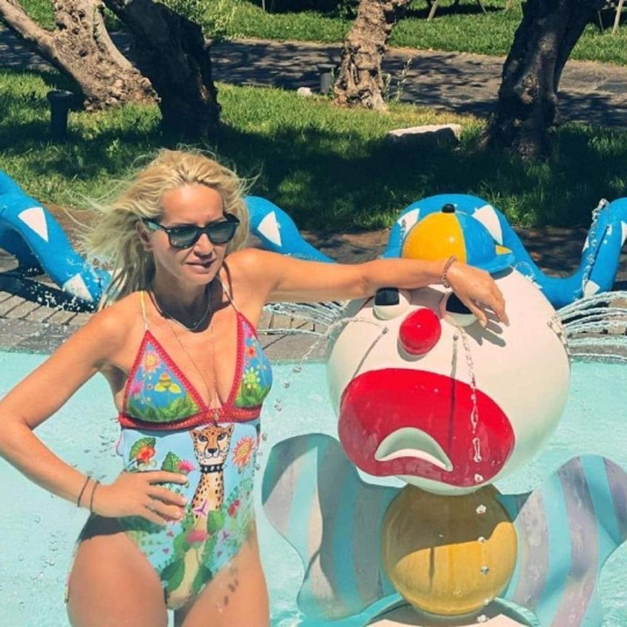 Με τολμηρό ολόσωμο μαγιό που τονίζει τις καμπύλες της κάνει βουτιές η Μαρία Μπεκατώρου