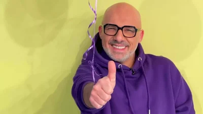 Cozy και με τεράστιο γωνιακό καναπέ - Φωτογραφία από σαλόνι του σπιτιού του Νίκου Μουτσινά