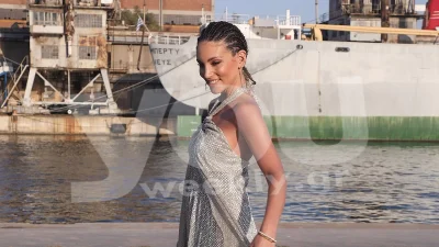 Παρασύρθηκε από τον χορό και παραλίγο... - Το ξυπόλυτο ζεϊμπέκικο της Οικονομάκου στη βάφτιση της κόρη της