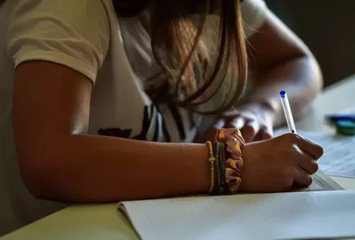 Πανελλήνιες 2022: Οι απαντήσεις στα θέματα της Νεοελληνικής Γλώσσας