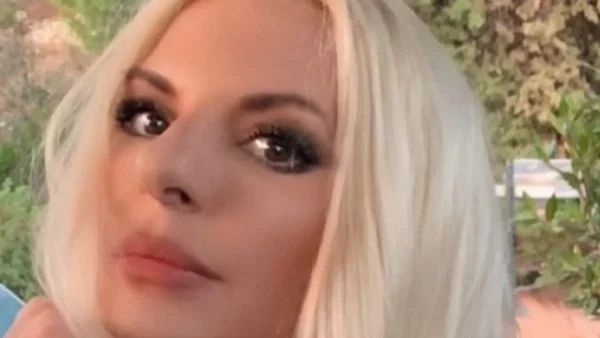 Ξαπλωμένη σε κήπο με πολύχρωμα νύχια - Χιλιάδες αντιδράσεις με την ανάρτηση της Αννίτας Πάνια