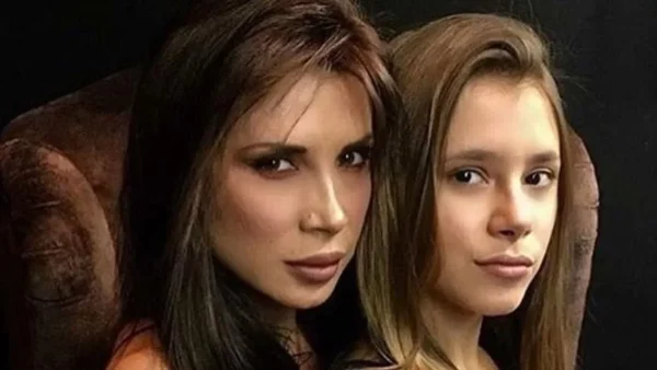 Άφωνοι όλοι με αυτήν την εμφάνιση - Η κόρη της Πάολα με άκρως αποκαλυπτικό λεοπάρ μαγιό