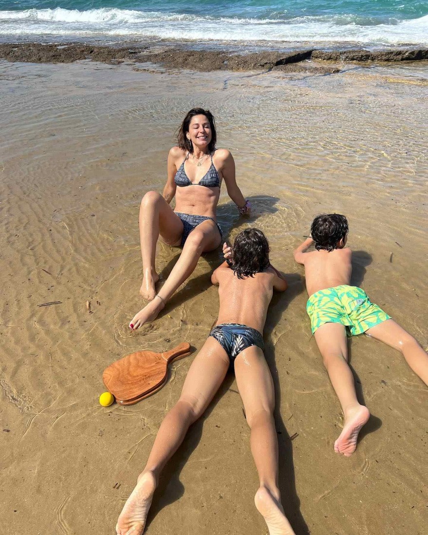 Η Κατερίνα Παπουτσάκη με μαγιό και κορμί - φέτες