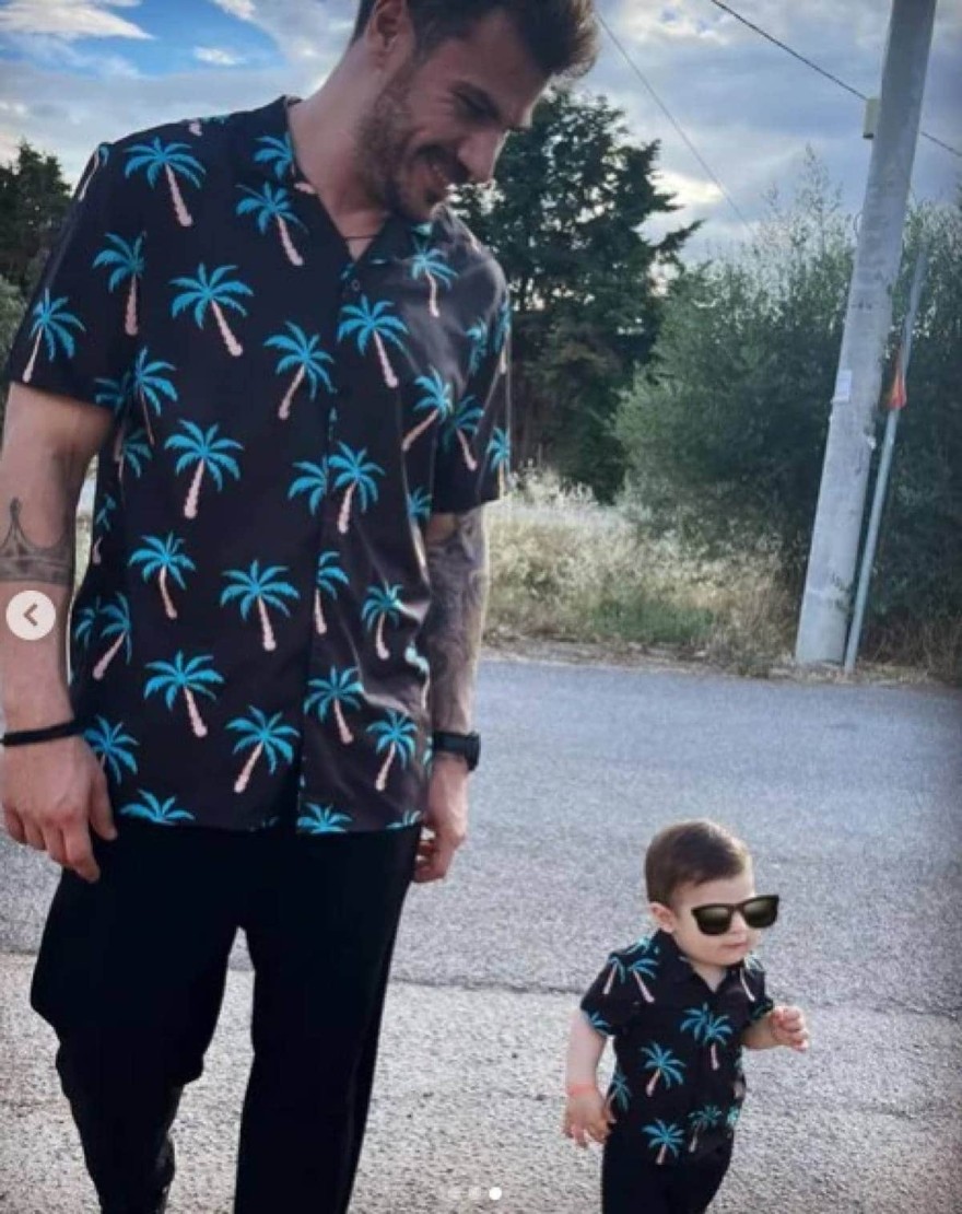 Φωτογραφία του Πετρετζίκη με τον γιο του 