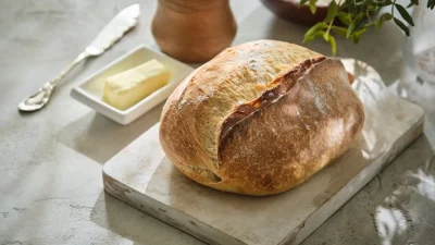 Αφράτο κι εύκολο σπιτικό ψωμί με λίγα υλικά που έχουμε όλοι στην κουζίνα - Με αλεύρι, νερό και...