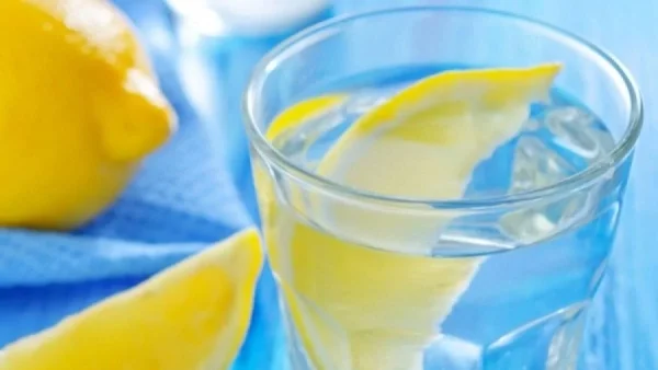 Λίπος τέλος: "Ξεφούσκωσε" μέσα σε λίγες μέρες με αυτό το ρόφημα - Ανακάτεψε λεμόνι και..
