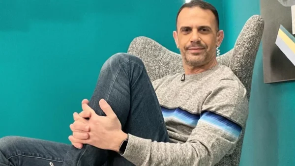 Έχει καθηλωτικό κορμί και δεν το ξέραμε - Ο Σαράντος από το πάνελ του ''Ποιος είναι πρωινιάτικα'' δείχνει τους κοιλιακούς του