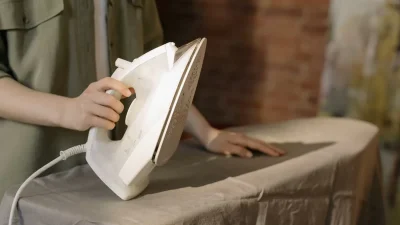 Βάλτε στην πλάκα του σίδερου μαγειρική σόδα και... - Το μυστικό για να φαίνονται ολοκαίνουργια τα ρούχα σας