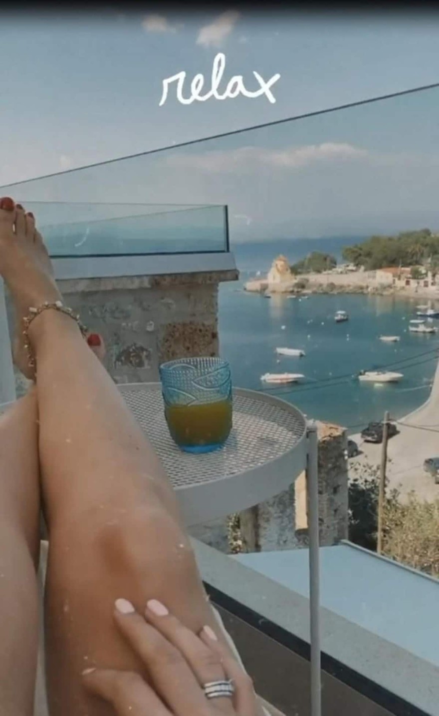 Αθηνά Οικονομάκου εξοχικό σπίτι Γύθειο φωτογραφίες