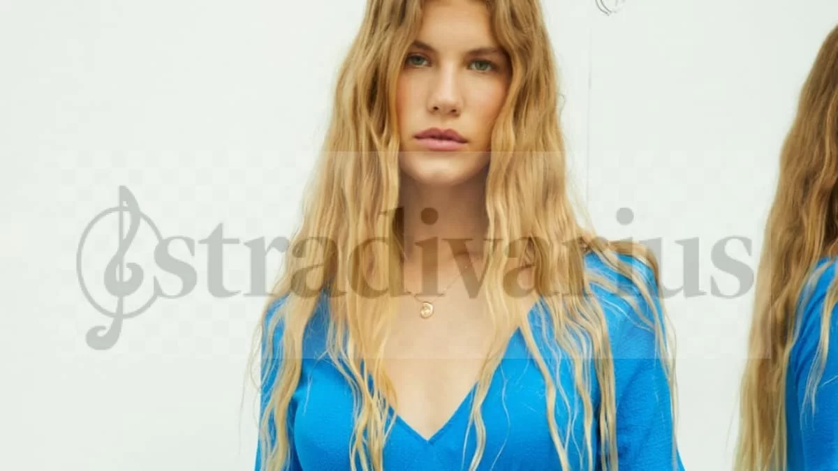 Απόλυτη θραύση η μακριά ολόσωμη φόρμα που δένει στον λαιμό από τα Stradivarius