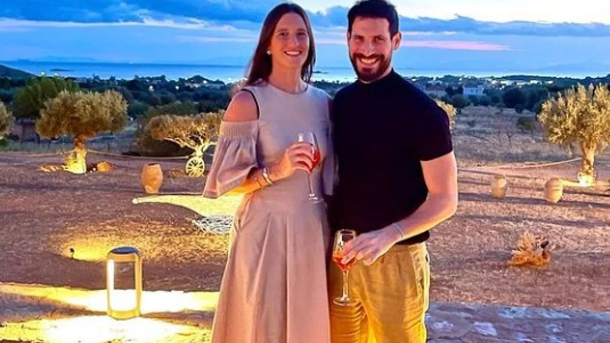 H σύζυγος του Θανάση Πατριαρχέα δείχνει για πρώτη φορά την φουσκωμένη της κοιλίτσα και "λιώνουμε"