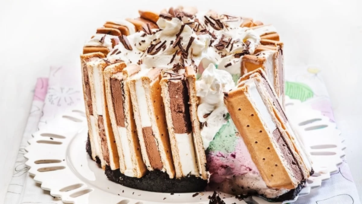 Κι όμως είναι έτοιμη σε 5 λεπτά: Δροσερή τούρτα παγωτό με σοκολάτα και βανίλια - Ιδανική για το καλοκαίρι