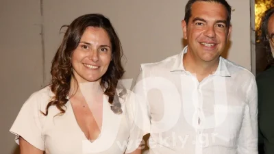 Αλέξης Τσίπρας - Μπέτυ Μπαζιάνα: Με μίνιμαλ λουκ έκαναν εμφάνιση στην πρεμιέρα της «Μήδειας»