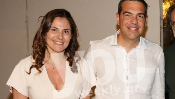 Αλέξης Τσίπρας - Μπέτυ Μπαζιάνα: Με μίνιμαλ λουκ έκαναν εμφάνιση στην πρεμιέρα της «Μήδειας»