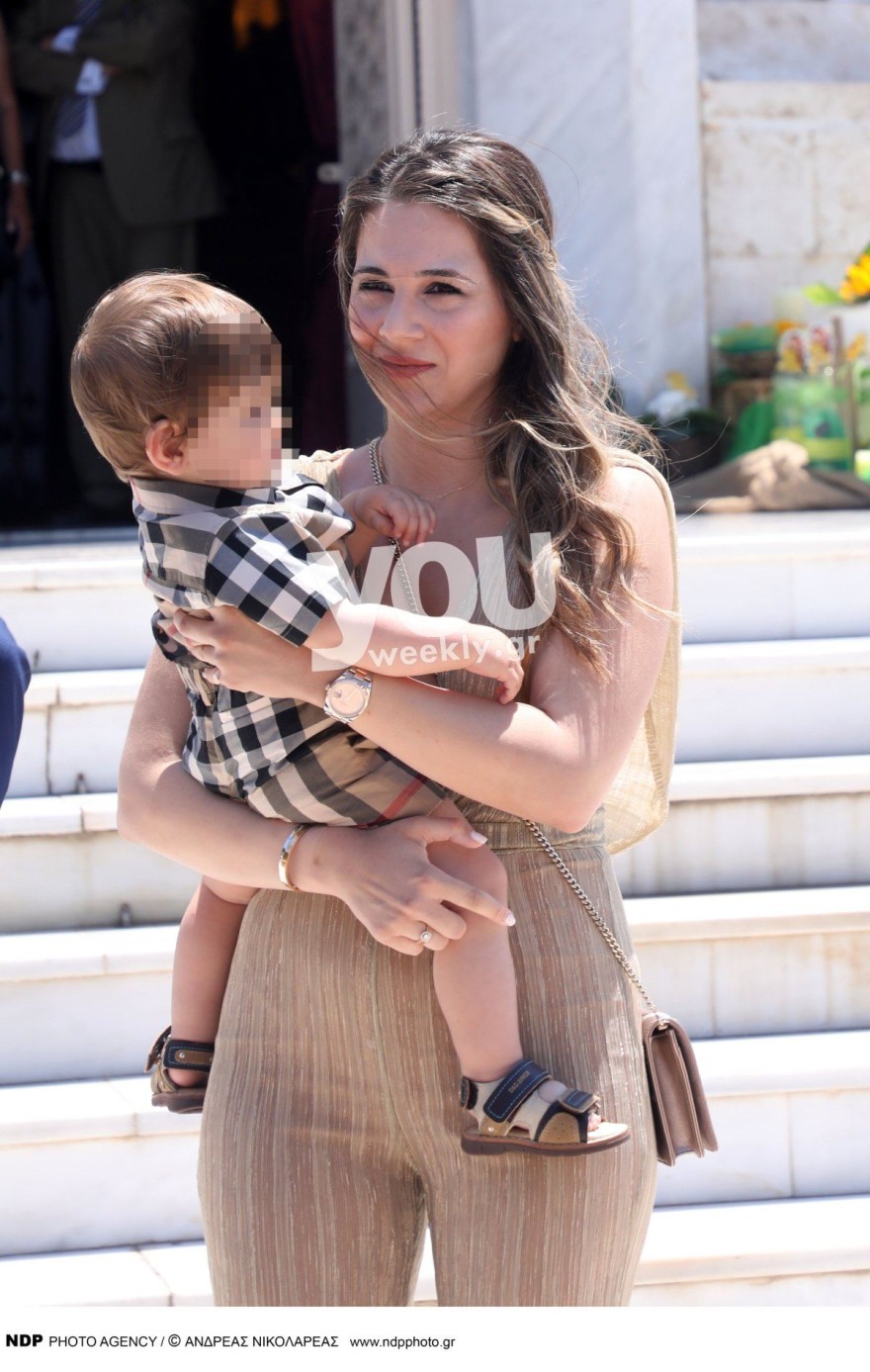 Η σύζυγος του Καλλιάνου με το γιό της