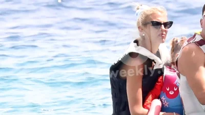 Στην Μύκονο η κόρη του Mrs Jumbo - Βόλτα με Jet Ski για την Χριστίνα Βακάκη με το σύζυγό και την κόρη τους