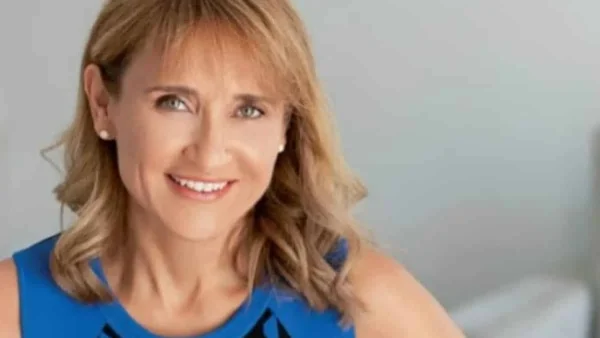 Με καλή παρέα και το σύζυγό της στο πλευρό της - Η Μάρα Ζαχαρέα απολαμβάνει τις διακοπές τη στην Πάρο