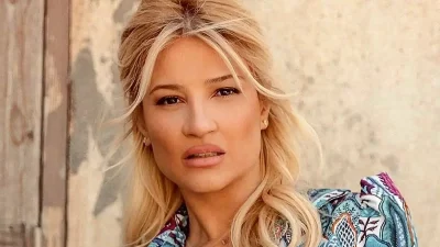 Στα 42 και μετά από 2 γέννες έχει κορμί λαμπάδα - Το βίντεο της Σκορδά μπροστά από καθρέφτη με ζεβρέ μπικίνι