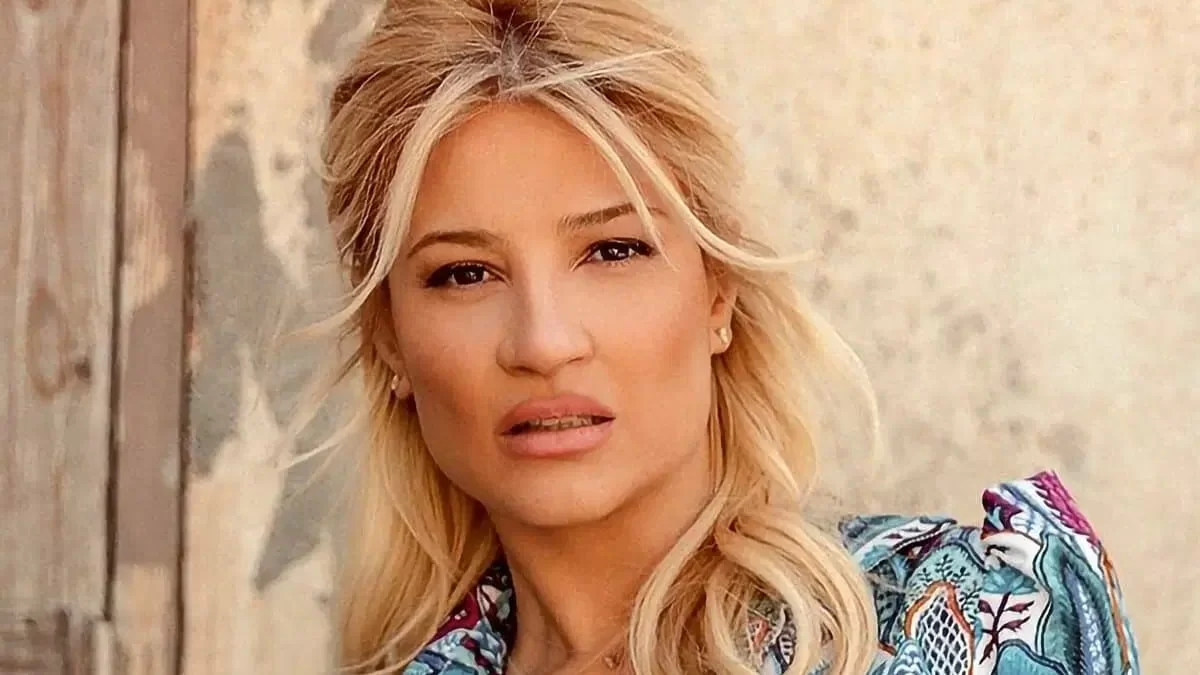 Στα 42 και μετά από 2 γέννες έχει κορμί λαμπάδα - Το βίντεο της Σκορδά μπροστά από καθρέφτη με ζεβρέ μπικίνι