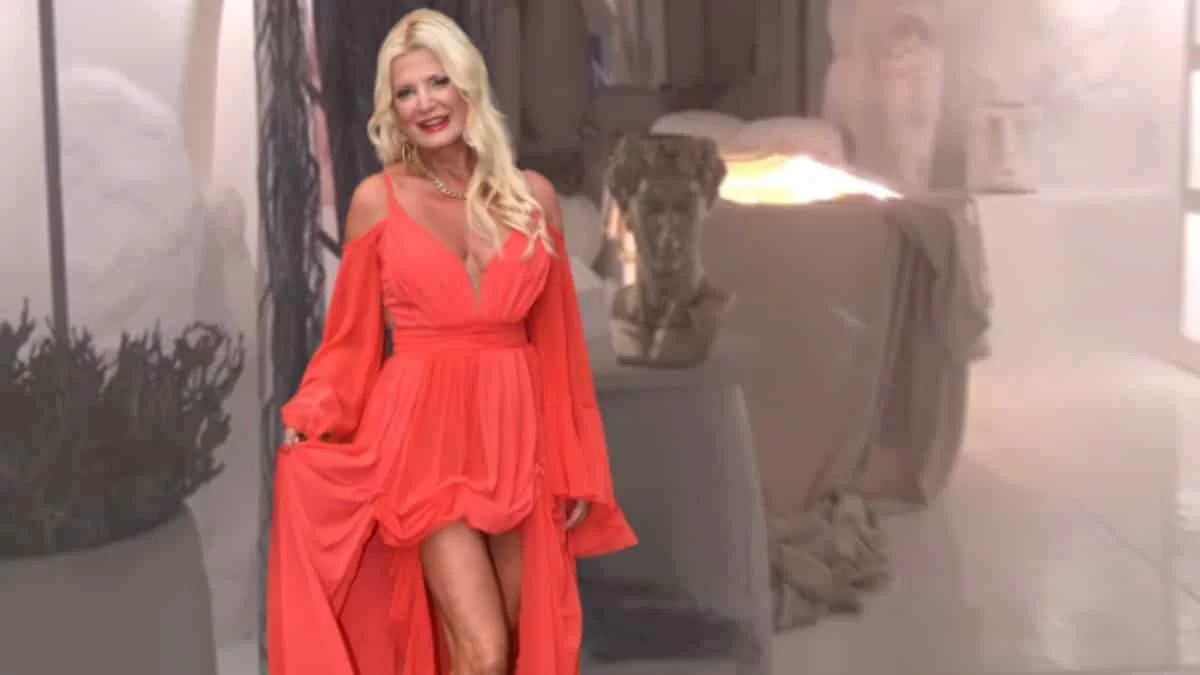 Με σύνολο που "κόβει" την ανάσα πόζαρε στα στενά της Μυκόνου η Μαρίνα Πατούλη - Σούσουρο με την ανάρτησή της