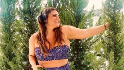 Την ''ξέβρασε'' το κύμα - Οι νέες καλοκαιρινές φωτογραφίες της Δανάη Μπάρκα με ράστα