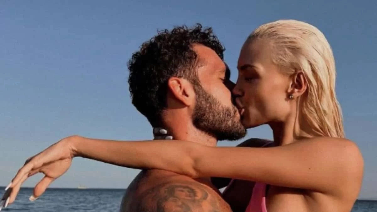 Είναι φλογερός αυτός ο έρωτας - Τα καυτά φιλιά στο στόμα του Στάθη Σχίζα στην Παναγιώταρου