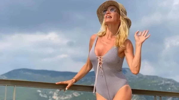 Αγουροξυπνημένη στην παραλία η Ζέτα Μακρυπούλια - Ακομπλεξάριστη και χωρίς ίχνος ρετούς