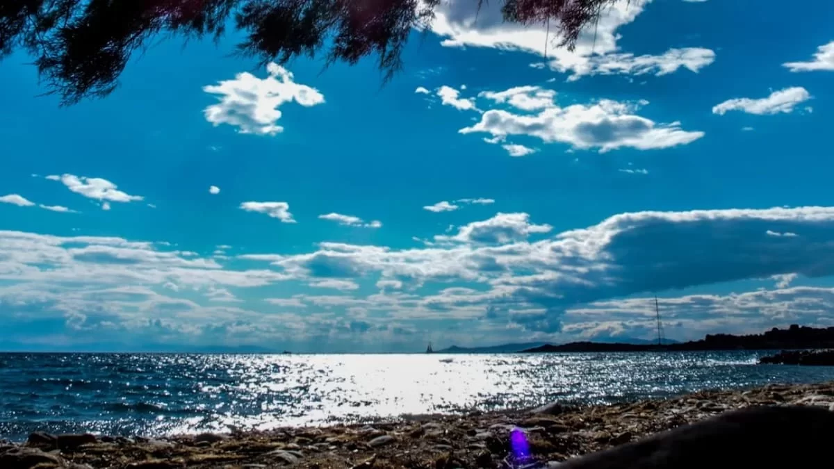 Καιρός 19/7: Μικρή πτώση της θερμοκρασίας και τοπικές νεφώσεις