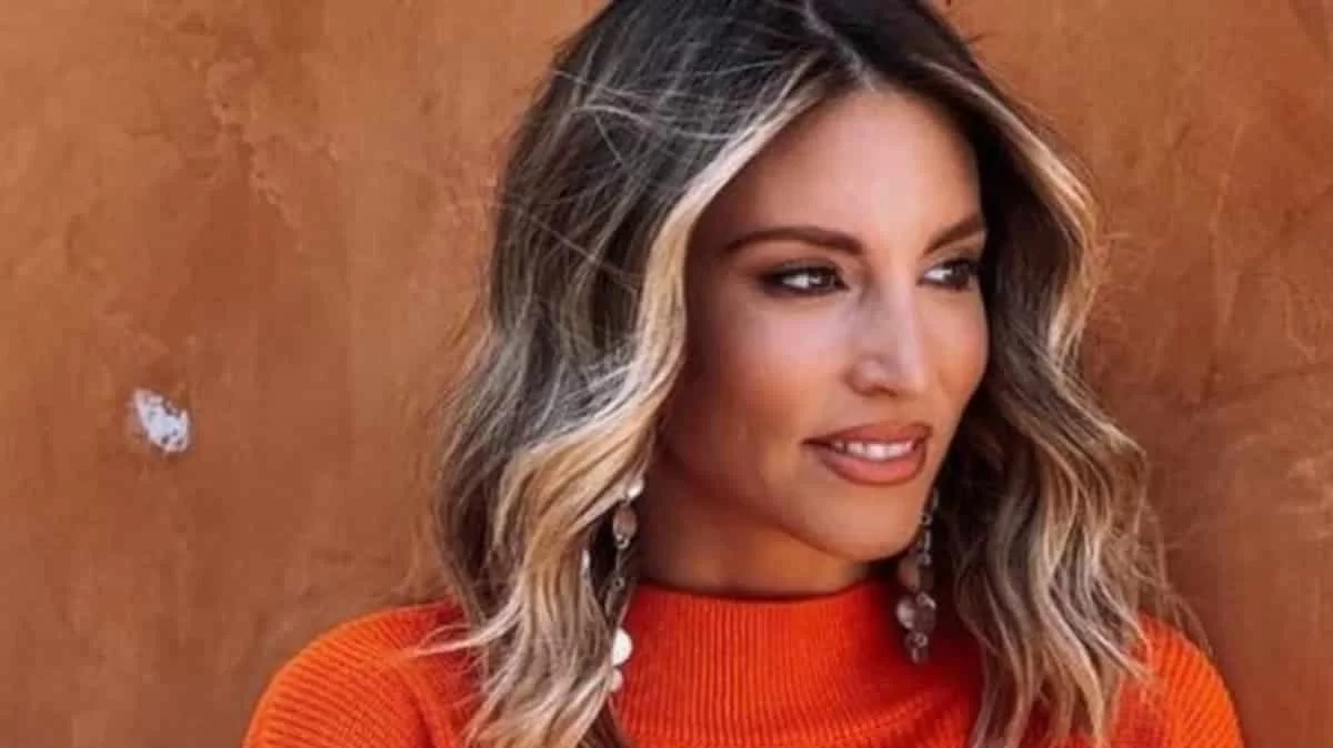 Με καυτό πορτοκαλί μπικίνι - Ποζάρει η Αθηνά Οικονομάκου και ''ανάβει'' φωτιές σε παραλία της Ικαρίας