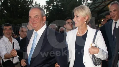 Με μωβ σατέν μπλουζάκι και εντυπωσιακό κολιέ - Η Νατάσα Παζαΐτη στο πλευρό του Κώστα Καραμανλή σε συναυλία