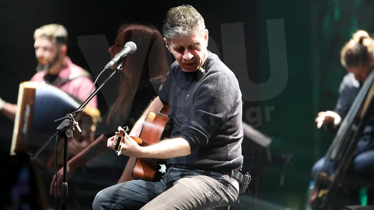 Παρέμβαση στη συναυλία του Μάλαμα κατά του Λιγνάδη - Το πανό που ανέβηκε στη σκηνή και η αντίδρασή του