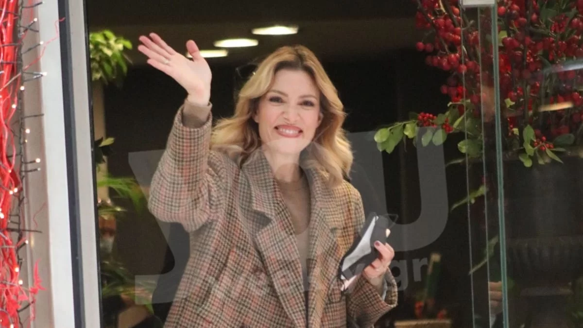 Τους "τρέλανε" όλους με το κορμί της - Η Βίκυ Καγιά με τον γιο της σε παραλία της Μυκόνου